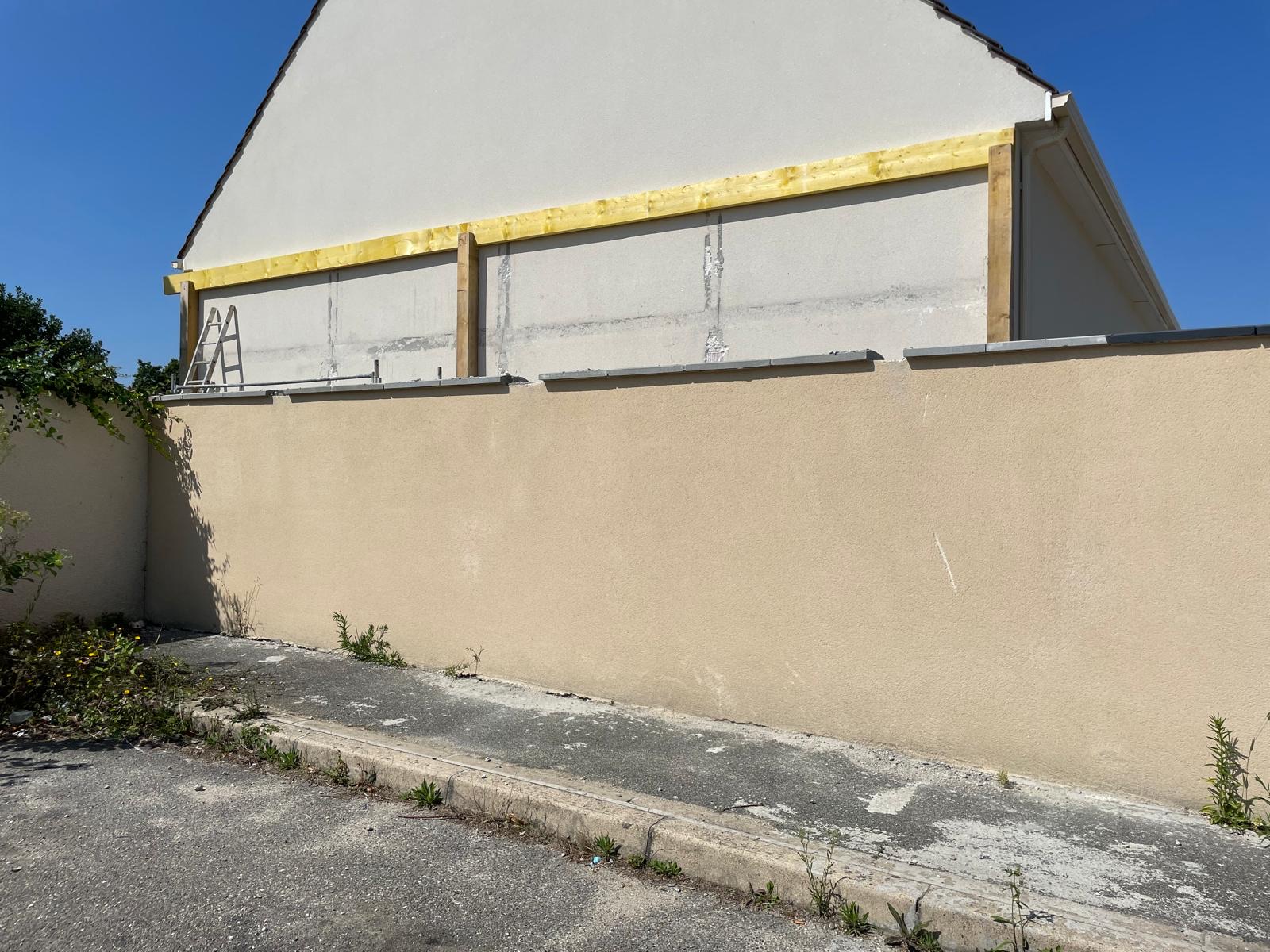 Isolation sous le débord de toiture d'une maison en Essonne
