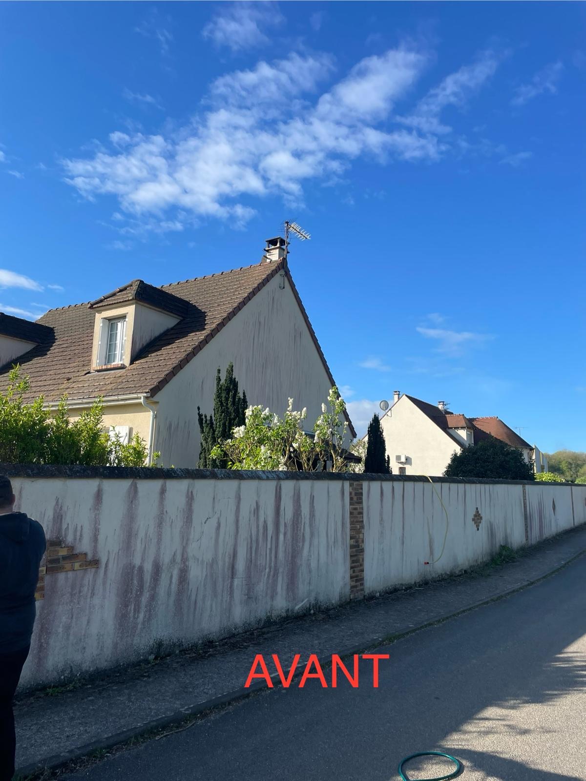 Mur de clôture et façade encrassés avant nettoyage à Brétigny-sur-Orge (Essonne)