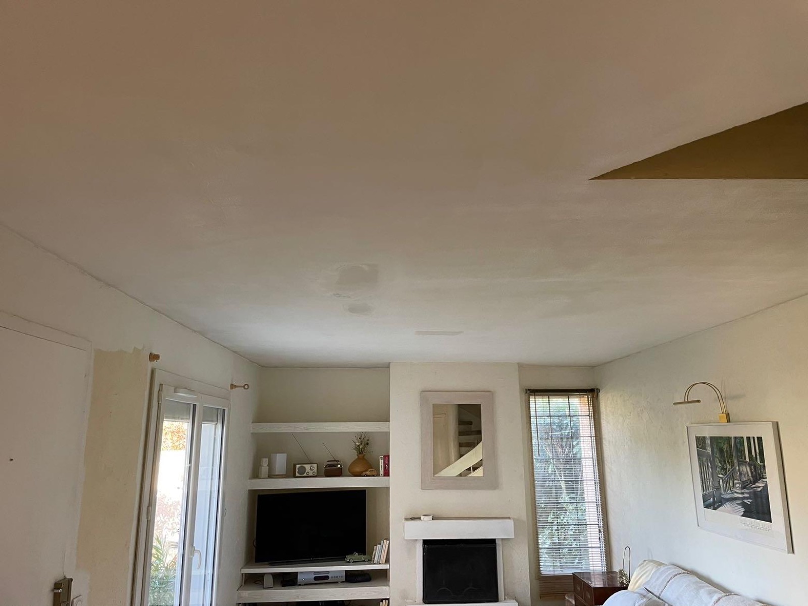 Plafond de salon en cours de préparation avant peinture intérieure en Essonne