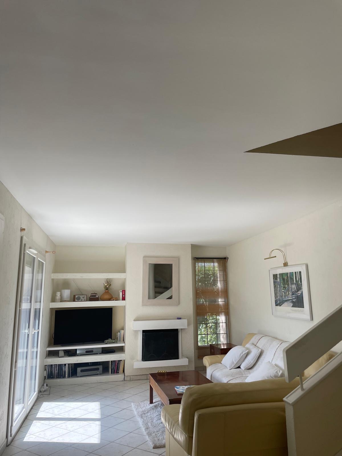 Salon avec plafond repeint et finitions soignées après peinture intérieure à Brétigny-sur-Orge