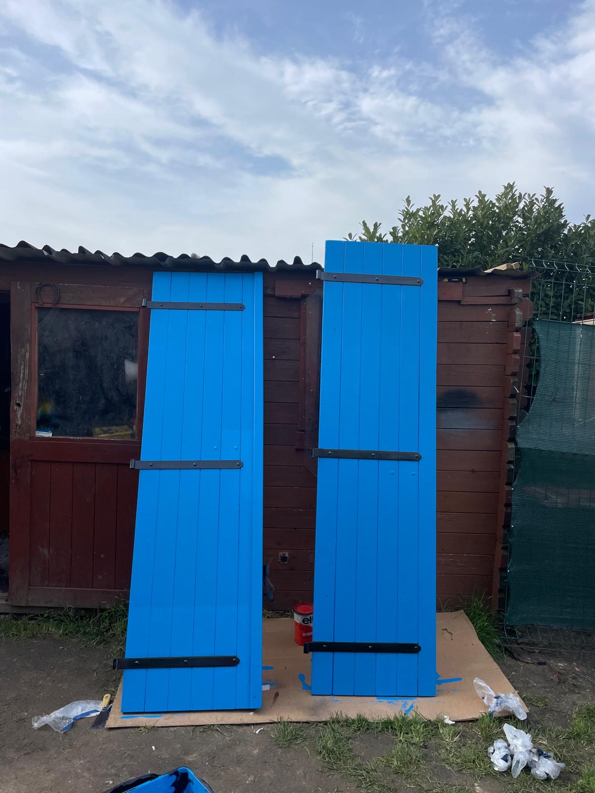Volets en bois repeints en bleu après travaux de peinture extérieure à Brétigny-sur-Orge