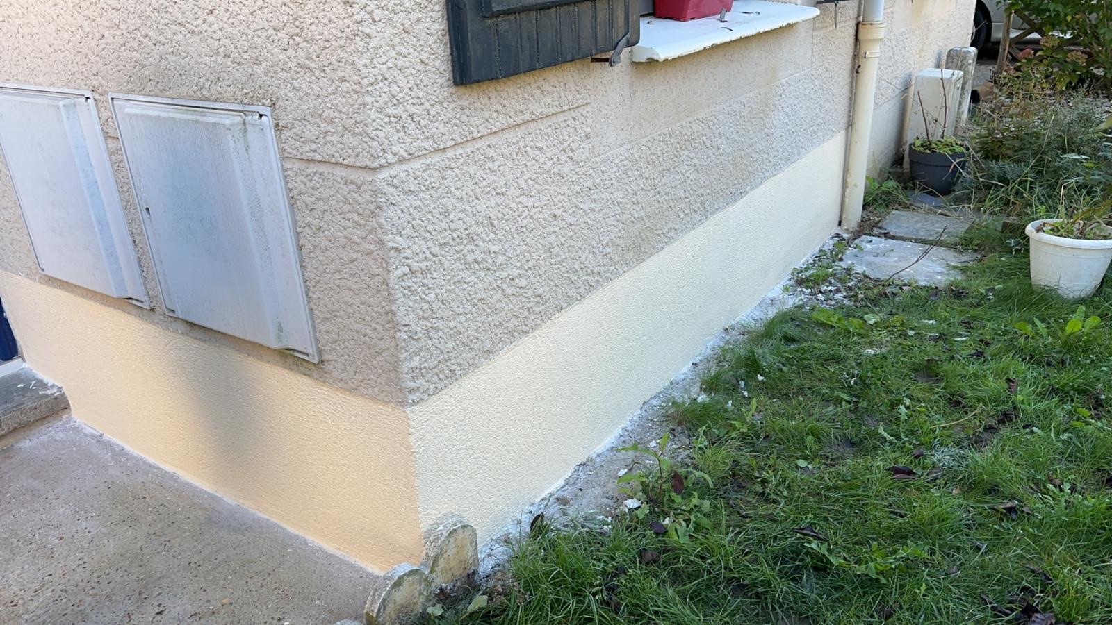 Soubassement de façade repeint et rénové après ravalement en Essonne