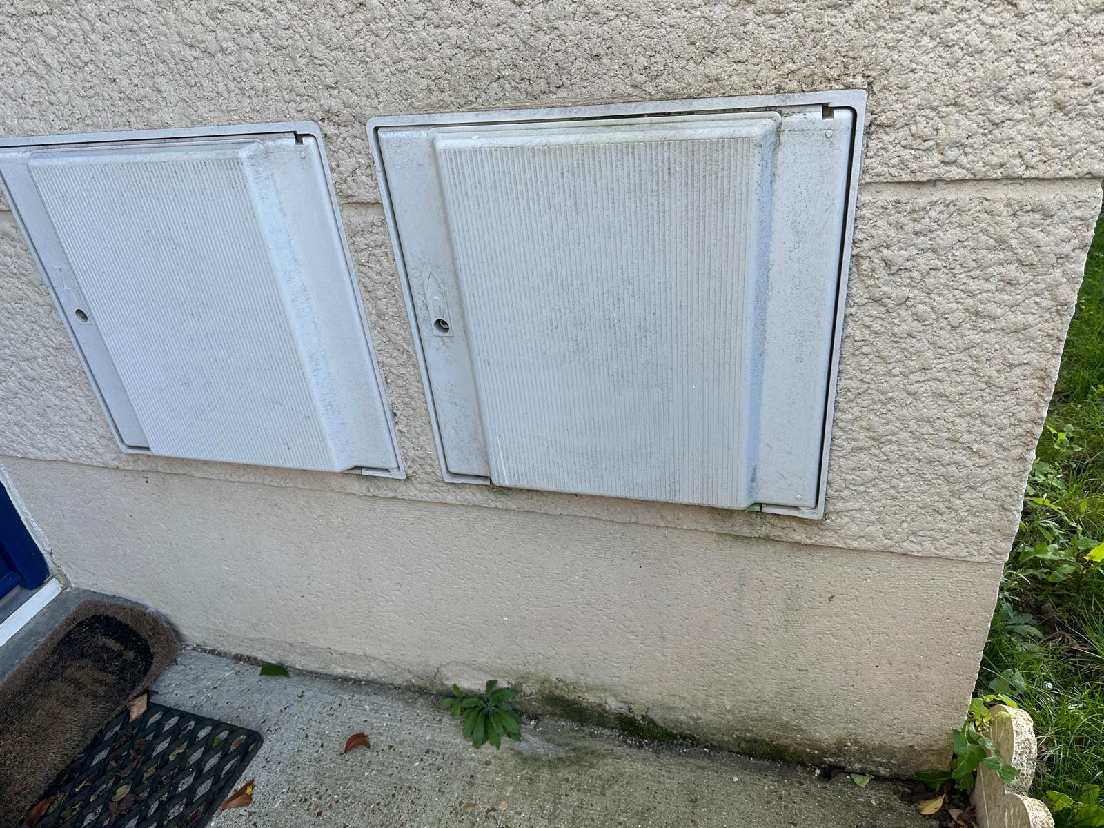 Soubassement de façade encrassé avant peinture de ravalement à Brétigny-sur-Orge