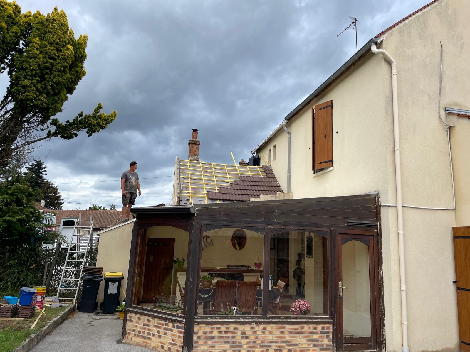 Artisan de SB Rénovation en train de rénover une toiture à Brétigny-sur-Orge