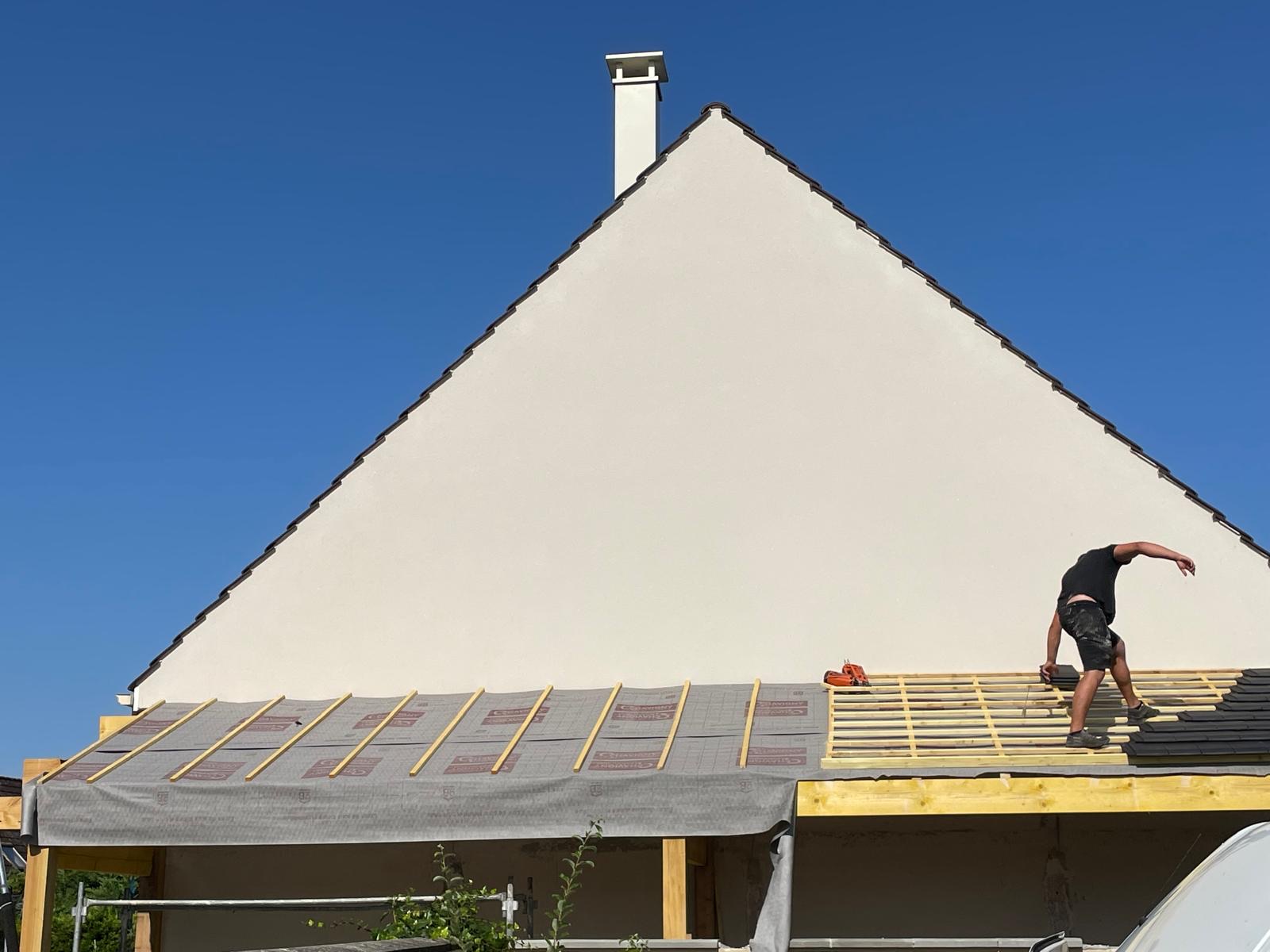 Pose de l'écran sous-toiture et des liteaux lors d'une rénovation de toiture en Essonne